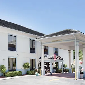 Hotel Baymont By Wyndham Savannah/garden